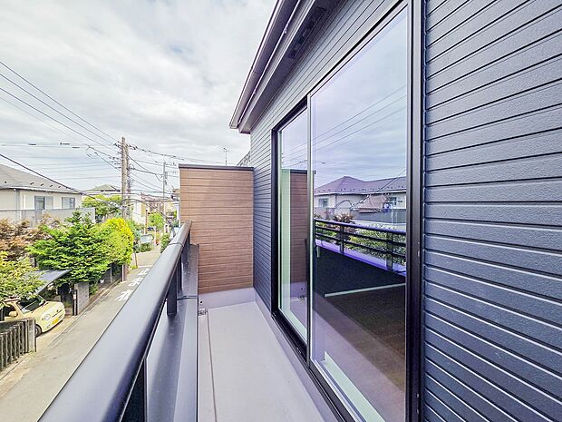 広々なバルコニーは、日当たりが良く、洗濯物がすっきりと乾きやすいのが魅力です。風通しも良いため、毎日のお洗濯が快適に進み、家事の負担が軽減されます。自然の風を感じながら、清々しいひとときを過ごせます。