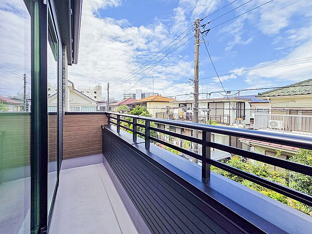 部屋からの眺望です。日常生活に豊かさを感じられる住まいです。遠くの景色が見渡せるため、気分転換やリフレッシュに適した環境が整っており、穏やかな時間を楽しめます。