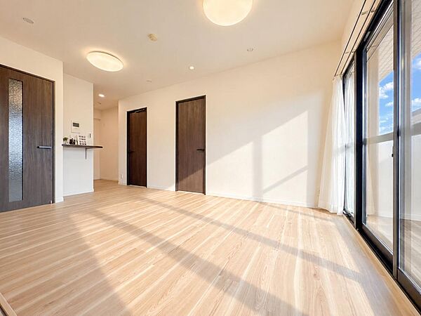 空気感という居心地の良いＢＧＭは、暮らしのステージを彩り、心からのやすらぎと満足感を与えてくれます。通風と採光を考慮したリビングは地域の鼓動を感じながらお寛ぎ頂くことが可能です。