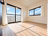 子供部屋：風の通り道。舞い込んでくる風が優しく躍り、室内に爽やかな空気を運んでくる。そこに季節の息吹を感じて、いまがどんな季節なのかを実感する。