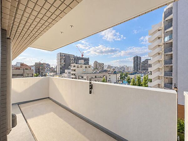 充分な広さが確保されたバルコニー。日当たりのよい住宅エリアですので、多くの陽光が降り注ぎ、室内には陽だまりを生み出してくれます。