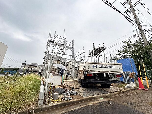 足場が組み上がり順調に工事進行中。完成までのワクワク感を現地で体感。