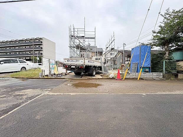 敷地全体が見渡せる配置。見通しの良い前面道路で毎日の出入庫もスムーズに行えます。
