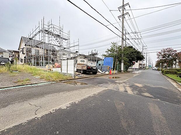 落ち着いた住環境が広がる前面道路。車の出し入れもスムーズに行える配慮された道路幅です。