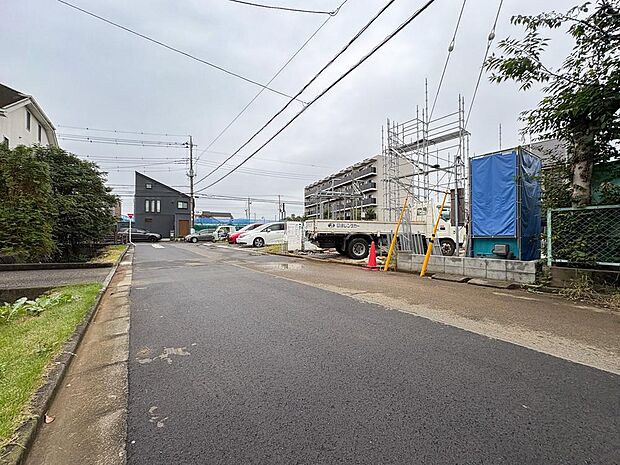 開放感のある道路に面した整形地。車通りも少なくお子様にも安心の住環境。