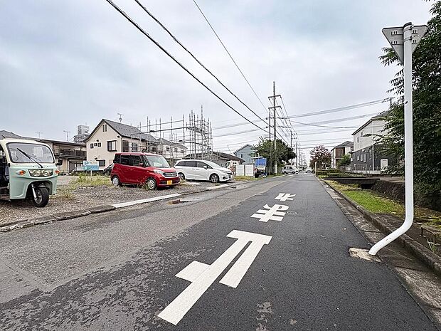 一時停止ラインのある安心の道路環境。近隣へのアクセスも良好で住みやすい立地。