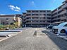 駐車場：広々とした敷地内駐車場スペース。見通しも良く、お車の出し入れや駐車も快適です。