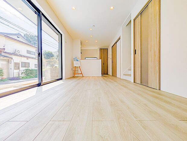 視線を遮らない開放的な設計により、ゆとりを感じられる空間。キッチンや階段への動線もスムーズで、家事効率の良い間取りです。