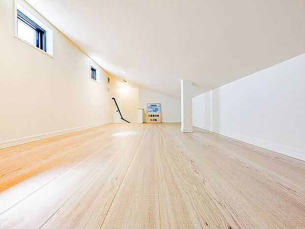 5.5帖の広々とした小屋裏部屋。季節家電やスーツケースなど、かさばる荷物をまとめて収納可能です。