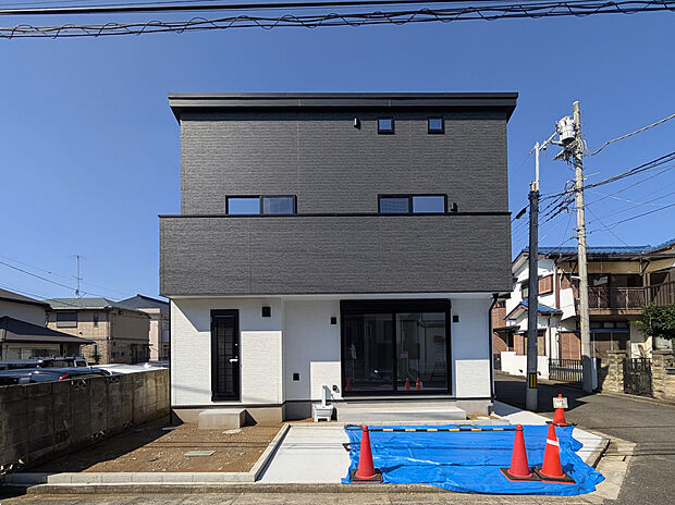 フラットなカースペース。土間コンクリート施工で雨の日も足元が汚れません。
