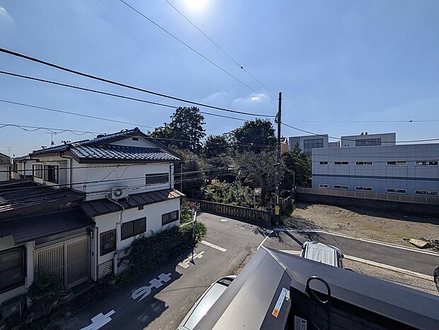 日当たり良好で、青空と緑が広がる心地よい眺望です。