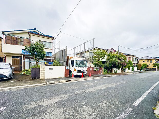 周辺に建ち並ぶ邸宅も、それぞれに個性がありながらも全体的に瀟洒な雰囲気を醸し出している邸宅街の一角。2026/9/5撮影