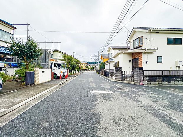 現地は自然豊かな閑静な住宅地に位置し、穏やかな新生活をお送りいただけます。2026/9/5撮影
