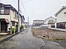 周辺：現地周辺写真（2026年9月撮影）閑静な住宅街に立地するため、周囲の喧騒を感じることなく落ち着いて過ごせる住環境が魅力です。穏やかな空気が流れ、日常の疲れを癒すためのゆったりとした時間が過ごせます。