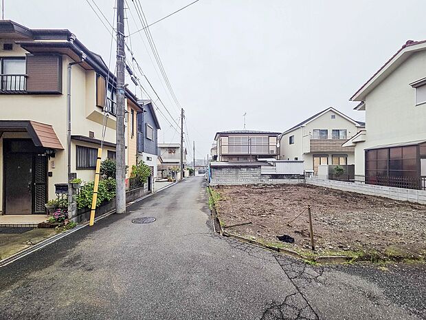 現地周辺写真（2026年9月撮影）閑静な住宅街に立地するため、周囲の喧騒を感じることなく落ち着いて過ごせる住環境が魅力です。穏やかな空気が流れ、日常の疲れを癒すためのゆったりとした時間が過ごせます。