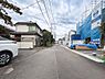 外観：落ち着いた閑静な住宅街に位置。前面道路は平坦で歩きやすく、小さなお子様がいるご家庭も安心です。
