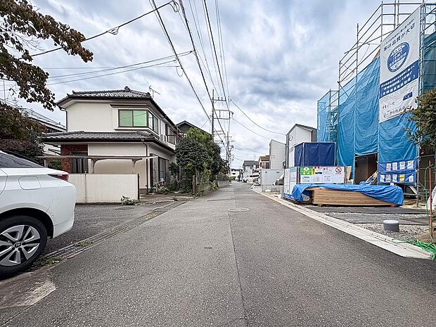 落ち着いた閑静な住宅街に位置。前面道路は平坦で歩きやすく、小さなお子様がいるご家庭も安心です。