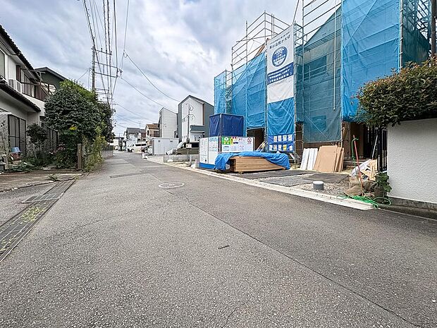 幅員約4.5ｍの公道に接道。見通しが良くすれ違いもスムーズで、毎日の車の出し入れも快適に行えます。