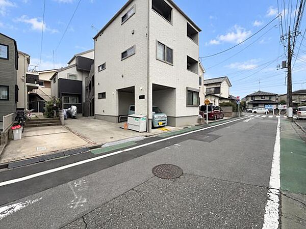 シンプルモダンなデザインが落ち着いた上質な印象を与える外観です。清潔感ある佇まいと街並みへの馴染みやすさが、住まいとしての確かな品格と魅力を高めています。