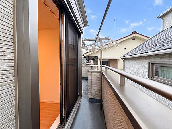 南向きで採光良好なテラスは、洗濯物が乾きやすく屋外でくつろぐひとときも楽しめます。庭と一体となった広い屋外空間が毎日の暮らしを豊かにします。
