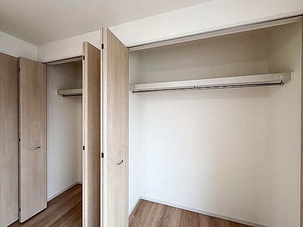 7.2帖の洋室の壁一面に完備された2つのクローゼット。洋服と掃除用具などの生活家電を分けてすっきり収納でき、お部屋の美観と広さを広々と保てる便利な空間設計です。