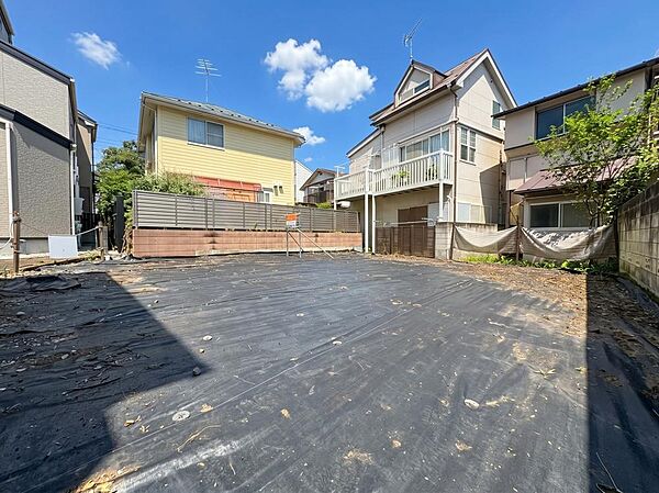 防草シート施工済みできれいに管理された平坦な売地。購入後も草むしりの手間がなく、安心して検討できます。