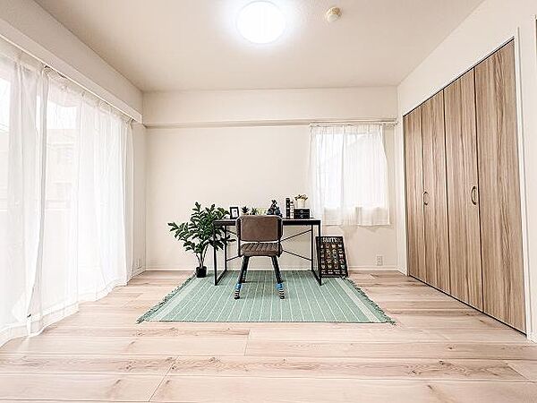 引き戸でリビングが繋がり、光と風が通る開放的な大空間に。クローゼットもあり、生活感を隠しながら機能的に使える便利な一部屋です。※家具・小物等はディスプレイとなり、販売価格に含まれません。
