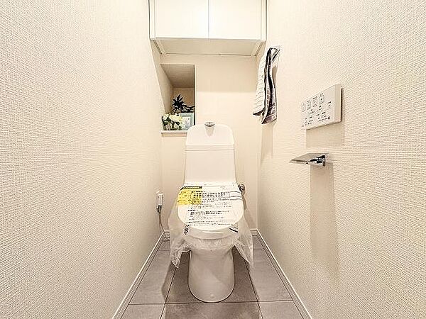 毎日快適に使える温水洗浄便座付きのトイレ。リラックスできて清潔感あふれる空間で、日々の生活に心地よさをプラスします。※小物等はディスプレイとなり、販売価格に含まれません。