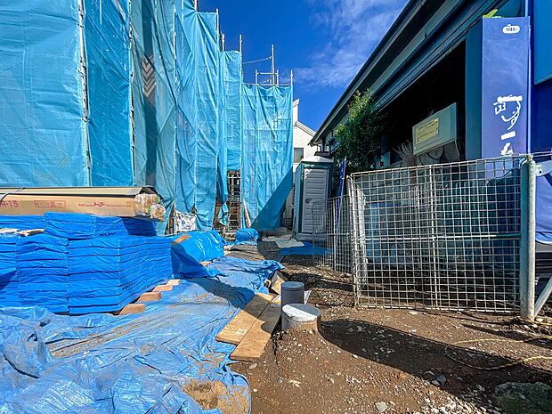 11月の完成が待ち遠しい新築一戸建て！整理整頓が行き届いた現場が施工の丁寧さを物語ります。