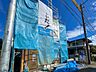 外観：11月完成予定！前面道路がすっきりして車出し入れもスムーズな、保証充実の新築一戸建て。