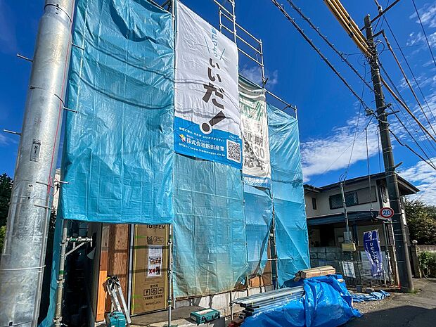 11月完成予定！前面道路がすっきりして車出し入れもスムーズな、保証充実の新築一戸建て。