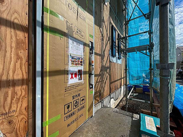 断熱性・防犯性に優れた最新ドアを採用!丁寧に養生された玄関まわりが施工の良さを物語ります。