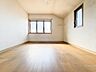 子供部屋：明るく広々とした子供部屋。採光が良好で勉強に集中しやすい環境が整っています。成長に合わせてレイアウトを変えやすい使い勝手の良い空間でございます。
