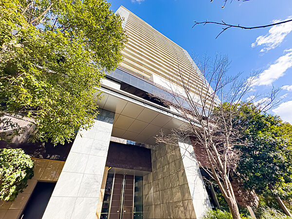色合いも落ち着いた色を中心に構成され、重厚感のある雰囲気で居住者・来客者を迎えてくれます。2026/10/3撮影