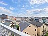 周辺：バルコニーからは周囲の住宅街を見渡す開放的な眺望が広がります。前面に大きな遮蔽物がなく空を広く仰げるため、日々の暮らしに心地よい開放感を感じられます。