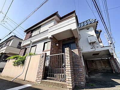 外観:格式高さを演出するレンガ調の門柱。独立感とプライバシーを保てる入口設計です。 外観:格式高さを演出するレンガ調の門柱。独立感とプライバシーを保てる入口設計です。