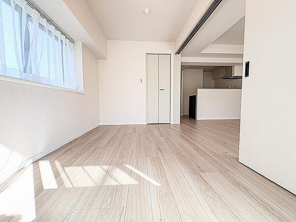 リビング横の洋室は、引き戸を開放すれば広々とした一体空間に。閉めれば独立した部屋として、テレワークや来客時など、ライフスタイルに合わせて柔軟に活用できます。