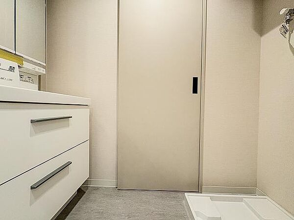 清潔感のある脱衣所・洗面スペース。朝の身支度もスムーズに行える機能的な洗面台を備えています。十分な広さを確保した脱衣空間で、入浴前後もゆったりと快適に過ごせる設計が魅力です。