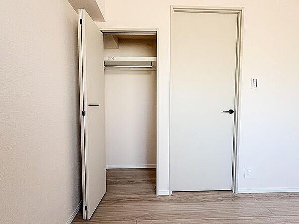 ハンガーパイプと上部棚を備えた使い勝手の良いクローゼットです。丈の長いコートやワンピースもシワにならず綺麗に掛けられます。ホワイト基調の扉でお部屋のインテリアを邪魔しないすっきりとしたデザインです。