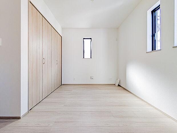 引き戸を開ければ子供部屋と繋がる寝室。壁面いっぱいに広がるクローゼットを完備しています。
