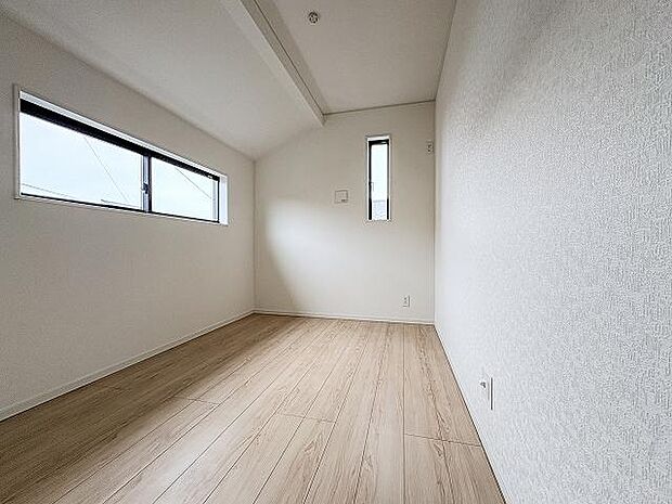 明るく風通しの良い洋室は、お子様のお部屋や書斎、趣味の空間にもぴったり。シンプルな間取りでレイアウトの自由度が高く、ライフスタイルの変化に合わせてフレキシブルに活用できる使い勝手の良い一室です。