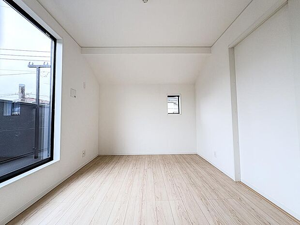 一日の疲れを優しく癒やす、落ち着いた雰囲気の主寝室。ゆとりある広さを確保し、ベッドやインテリアもすっきり配置できます。プライベートな時間を穏やかに過ごせる、心地よい静けさに満ちた空間です。