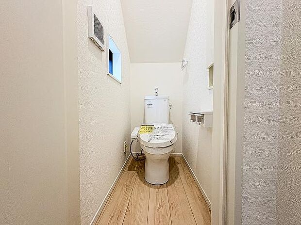 毎日快適に使える温水洗浄便座付きのトイレ。清潔感あふれる空間で、日々の生活に心地よさをプラスします。トイレットペーパーや掃除用品をすっきりまとめられる収納スペースも備えた、機能的な設計です。