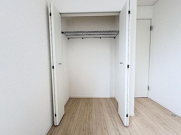 各お部屋に使い勝手の良いクローゼットを設置。服や小物を効率よく整理整頓でき、お部屋を広く清潔に保てます。収納力が豊富なため、インテリアの配置も自由に楽しめ、住空間を最大限に有効活用できます。