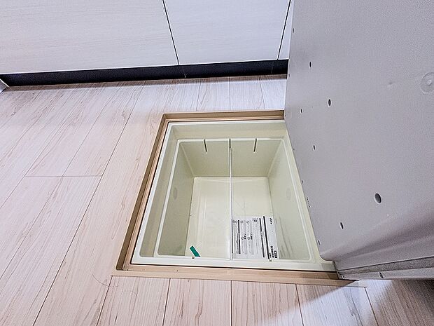 キッチン足元に備えられた便利で大容量の床下収納スペース！買い置きの飲料や非常食、日用品ストックなどを隠してスマートに収納でき、生活感を感じさせない清潔な空間を保てます。