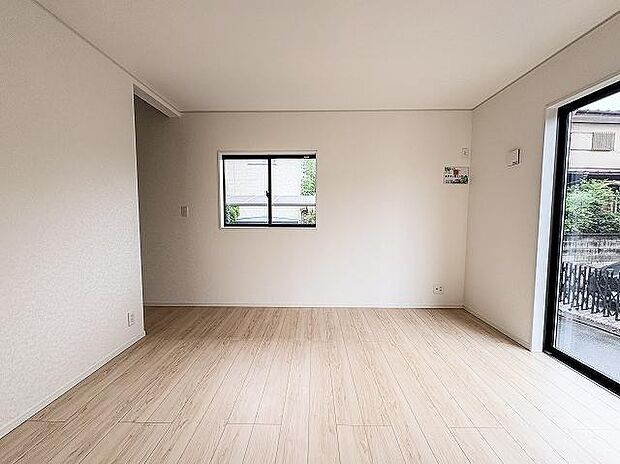 ナチュラルな床色と白い壁が調和した、爽やかで開放感のある室内です。カウンターキッチンからは部屋全体が見渡せるため、お料理中も家族との一体感を楽しめます。家具の配置がしやすいすっきりとした間取りです。