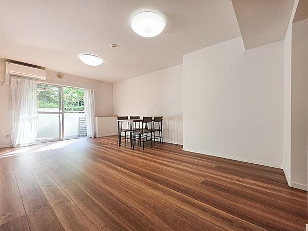 窓や扉のない壁面を活用し、ソファやテレビボードを配置できるリビングダイニングです。家具の向きや大きさを考えながら、お好みのくつろぎ空間をつくれます。エアコンも備わり、日々の室温調整に役立ちます。