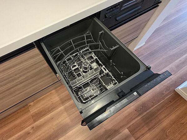 引き出し式のビルトイン食洗機を備え、食後の洗い物の負担を軽減します。キッチンに組み込まれているため、調理台のスペースを取らずに使えます。洗浄を任せている間に、ご家族との時間やほかの家事に充てられます。