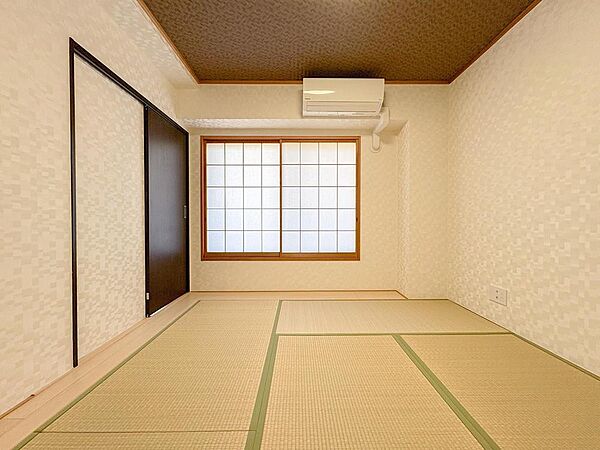 畳の香りが心地よい和室は、お子様の遊び場や家族のくつろぎの場に最適です。障子から柔らかな光が差し込み、穏やかな時間が流れます。