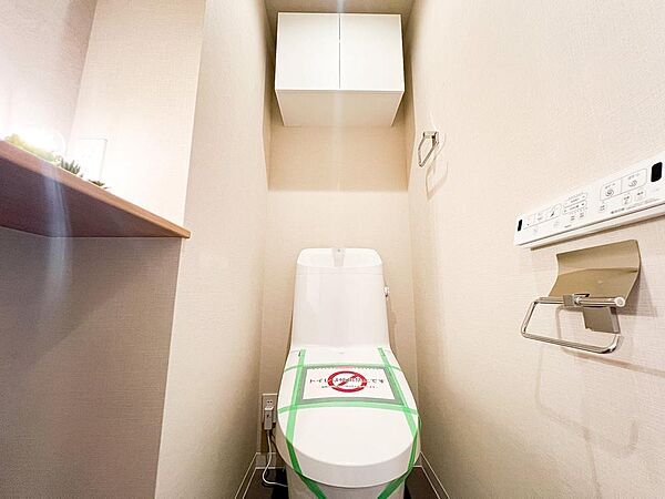丁寧に手入れが行き届いたトイレは、清潔感が保たれた空間です。シンプルで使いやすい設計が魅力で、中古物件でも快適に利用できます。日常の生活に安心感をもたらす設備です。